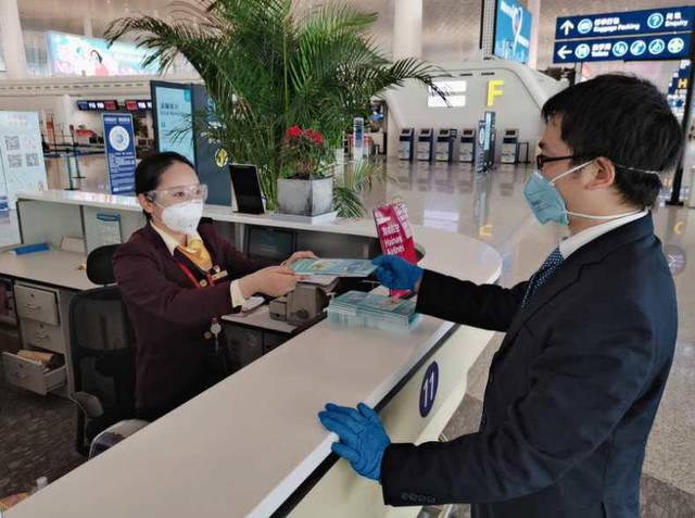 海南航空武汉机场售票处服务现场